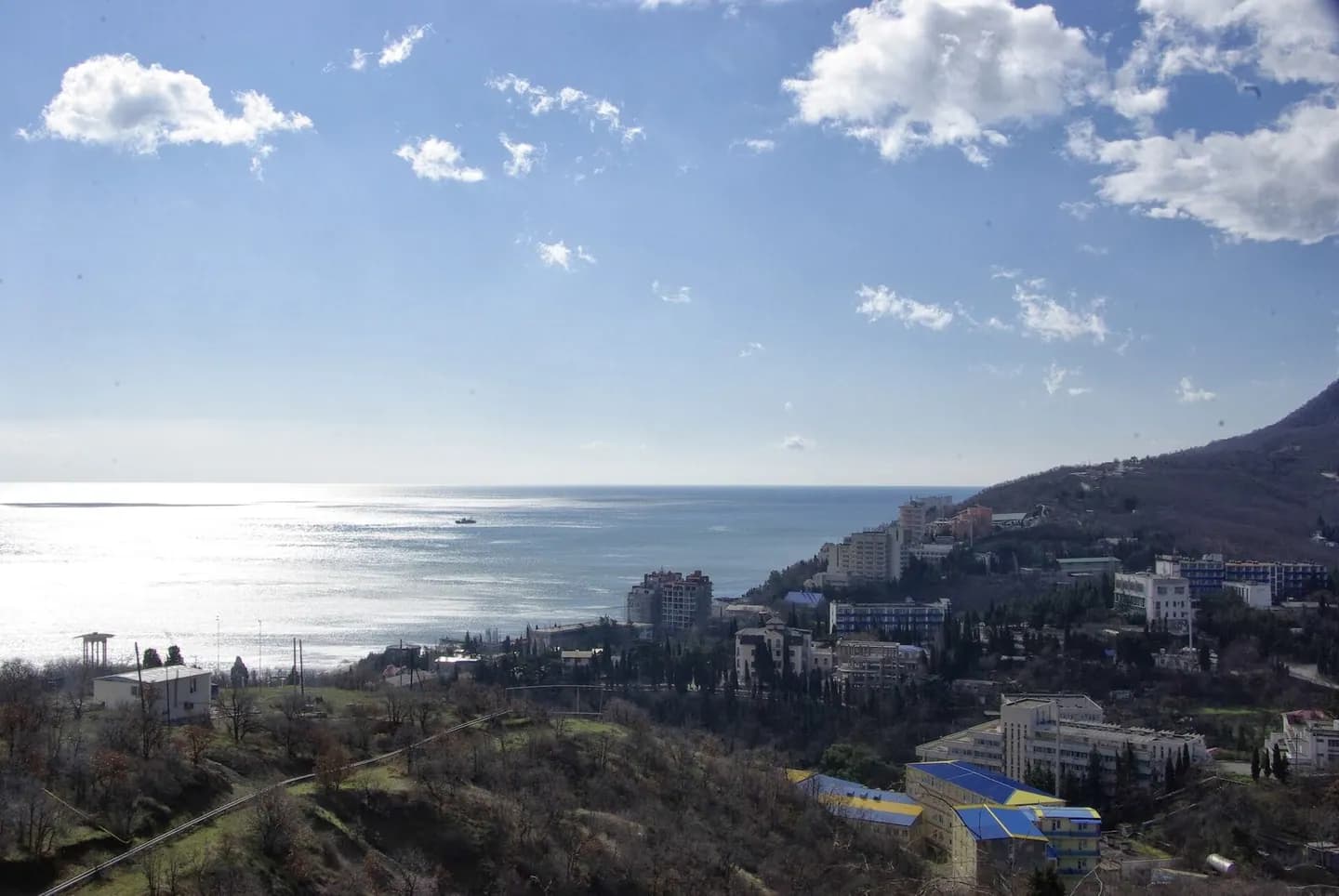 Побережье Алушты и городские кварталы у моря
