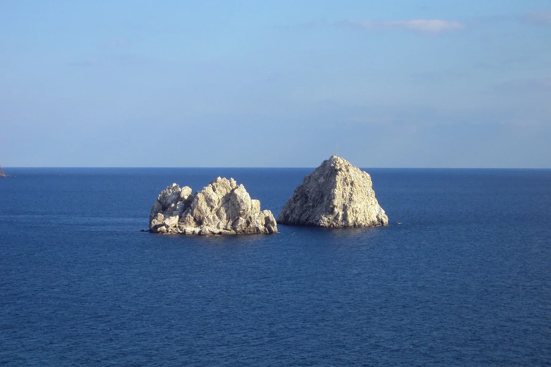 Две скалы Адалары в море у Гурзуфа