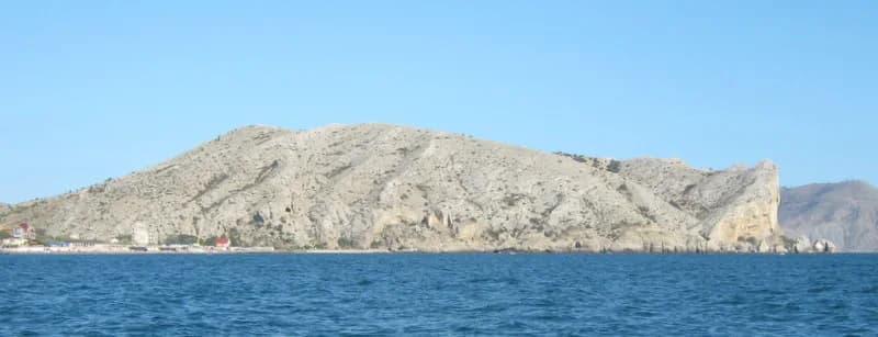 Скальный массив Алчак-Кая со стороны моря
