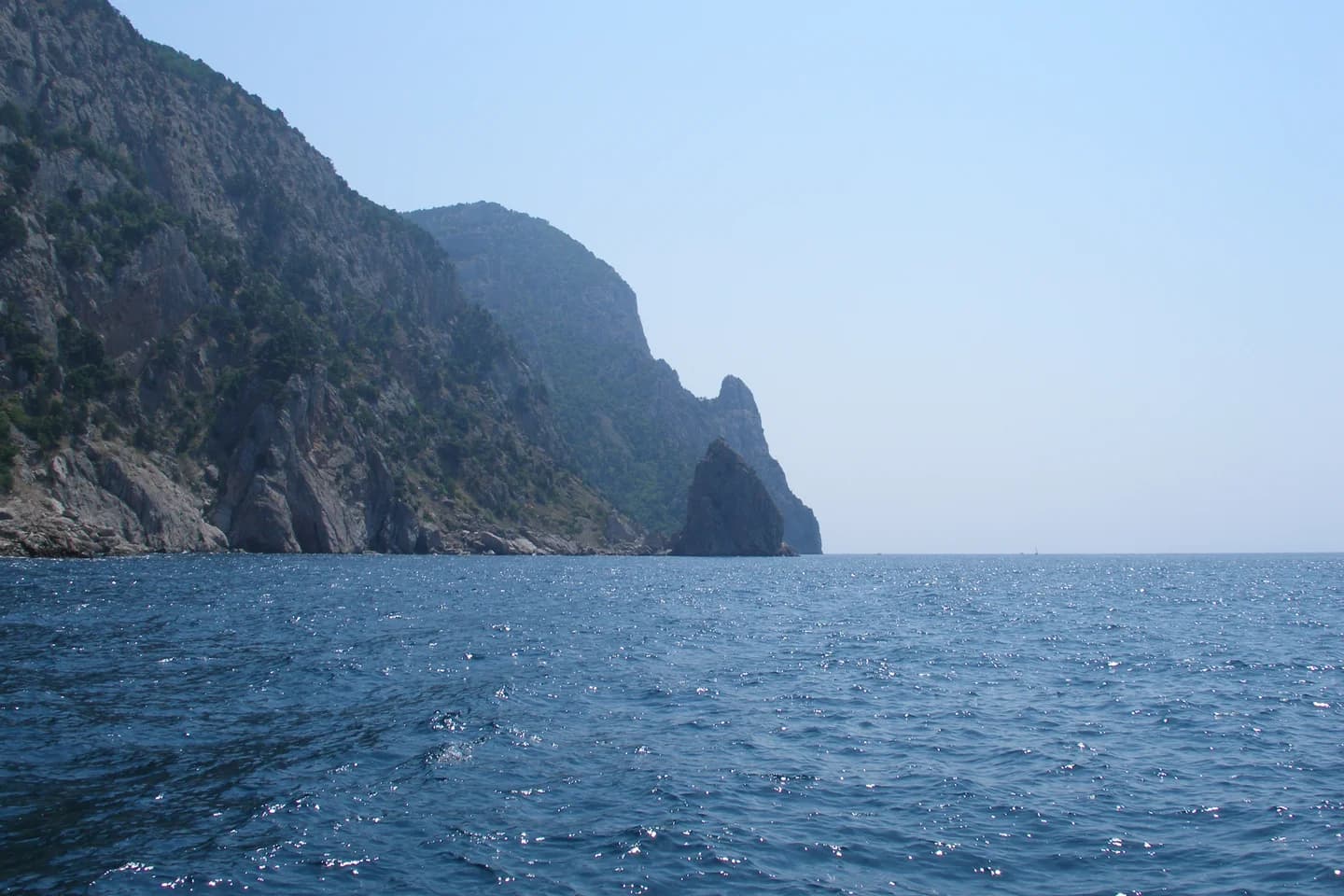 Скалистые берега мыса Айя со стороны моря