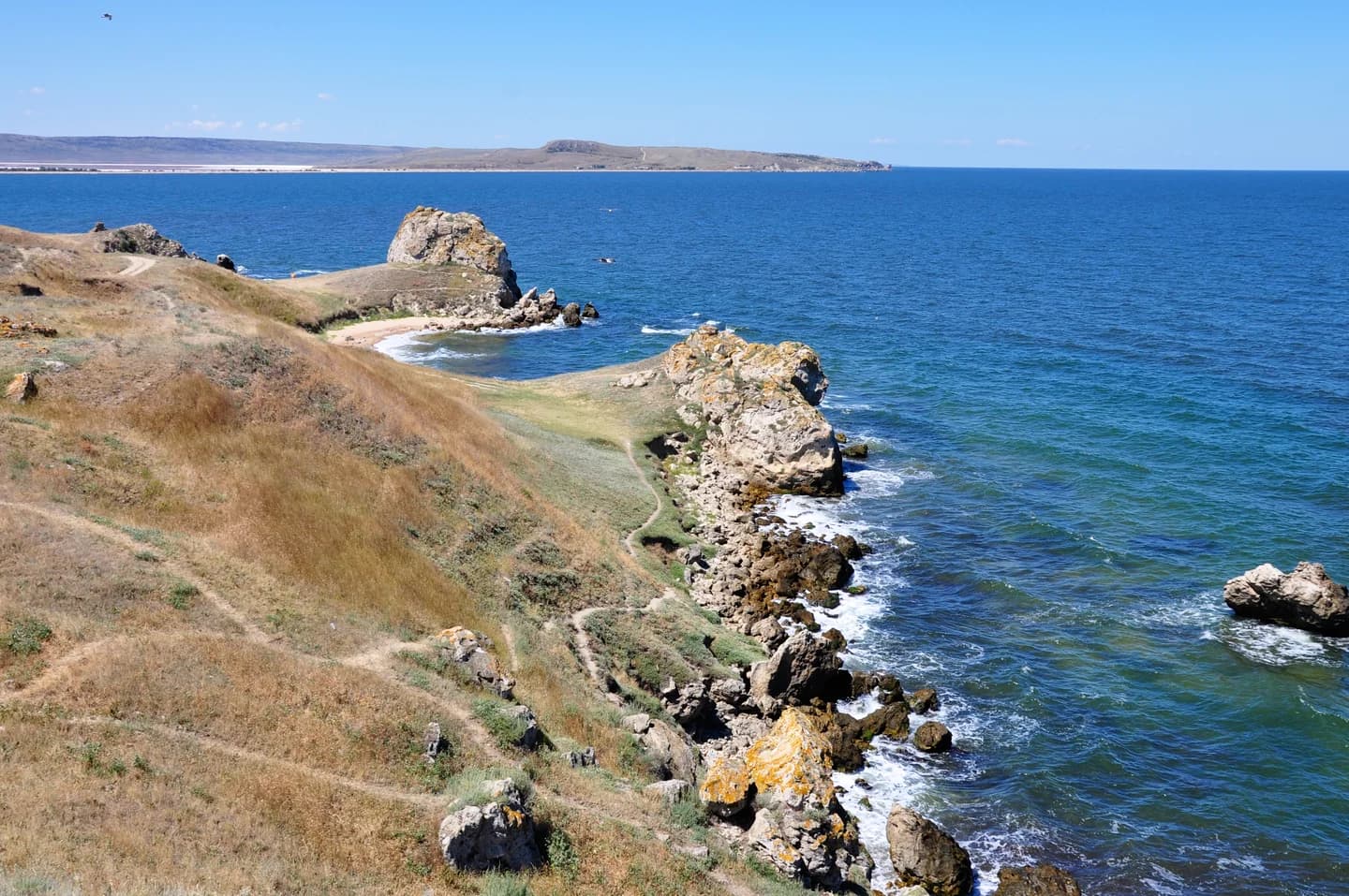 Известняковые скалы мыса Зюк на Азовском море