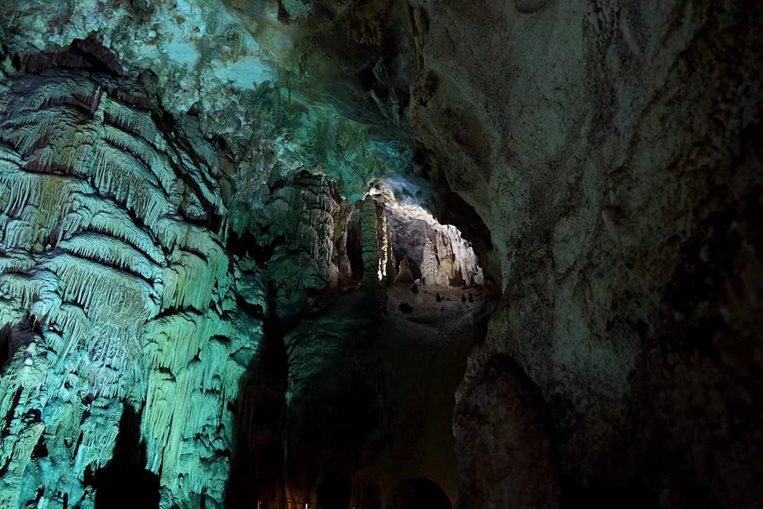 Освещённые каменные формы и своды Эмине-Баир-Хосар
