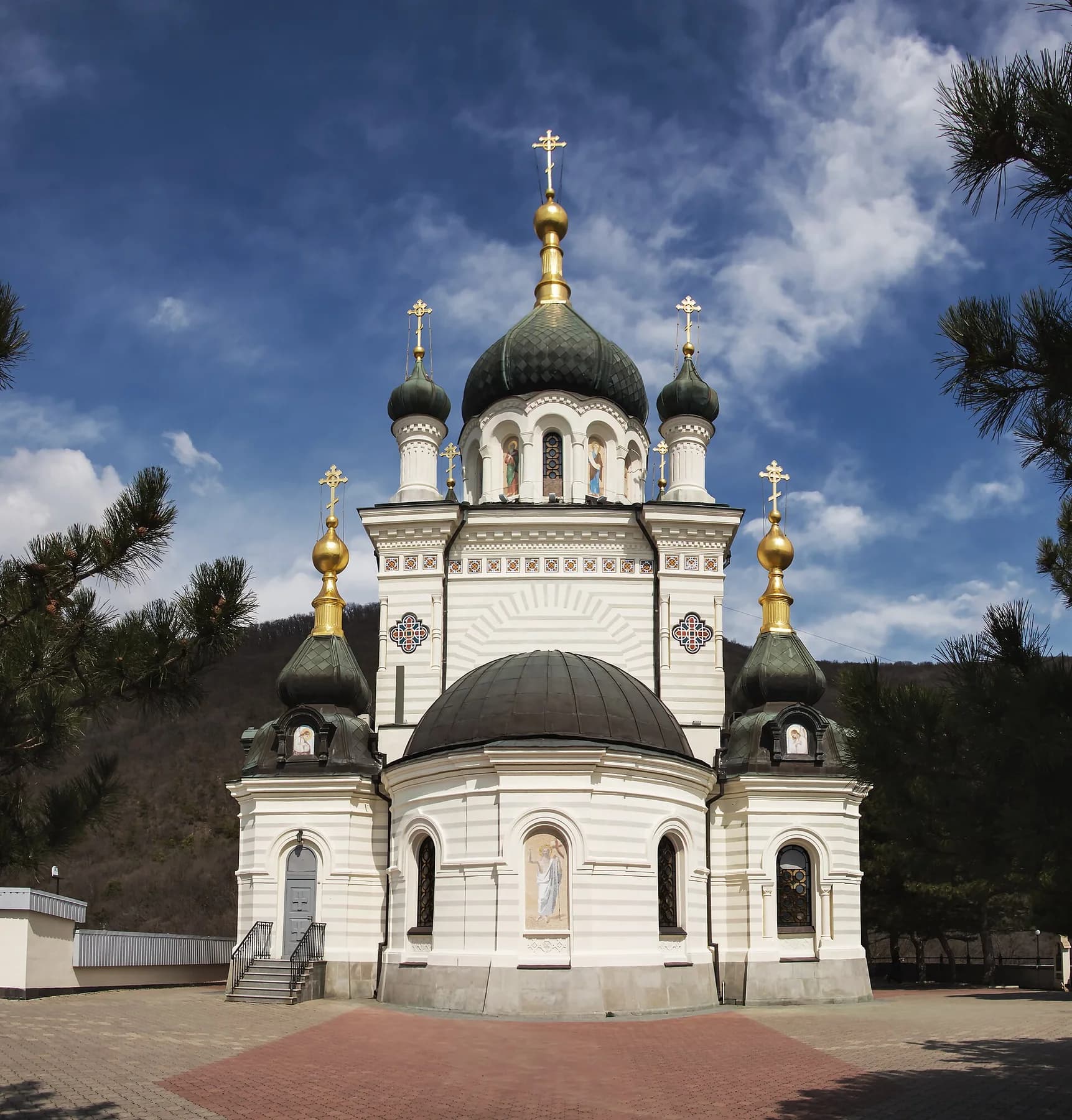 Фасад и купола Форосской церкви