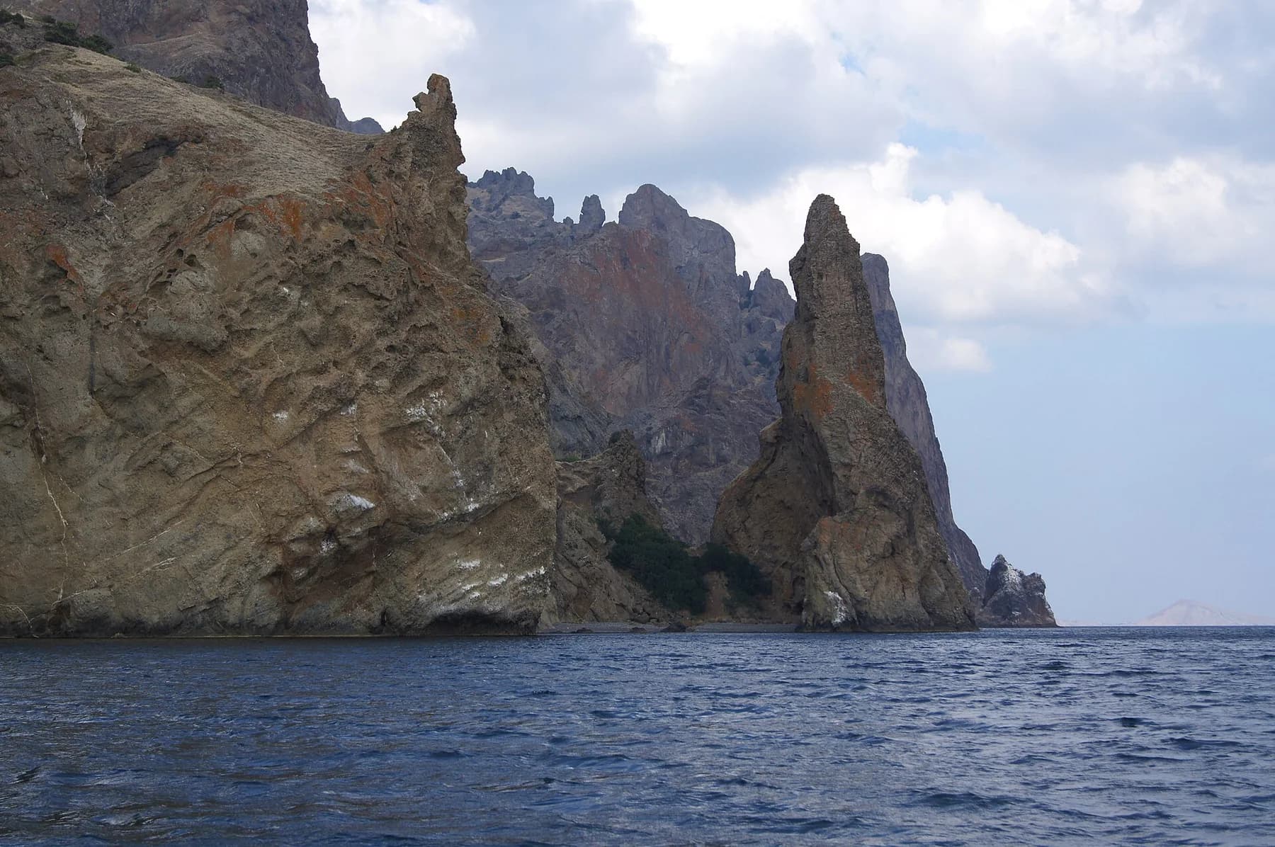Береговые скалы Карадага с уровня моря