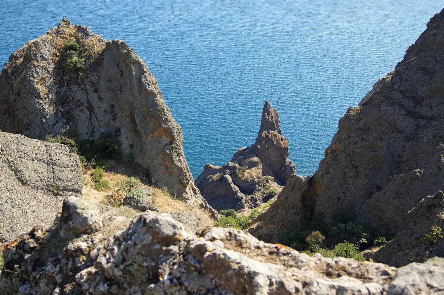 Вулканические скалы Карадага у моря