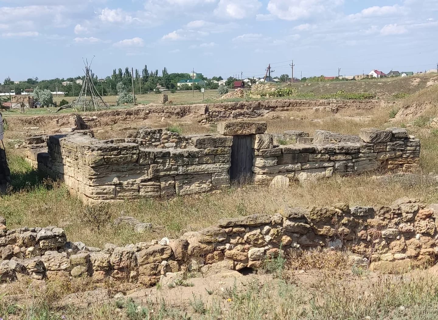 Каменные остатки древнего поселения Кара-Тобе