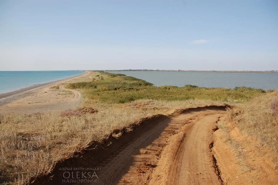Озеро Кызыл-Яр и прибрежный ландшафт рядом с морем