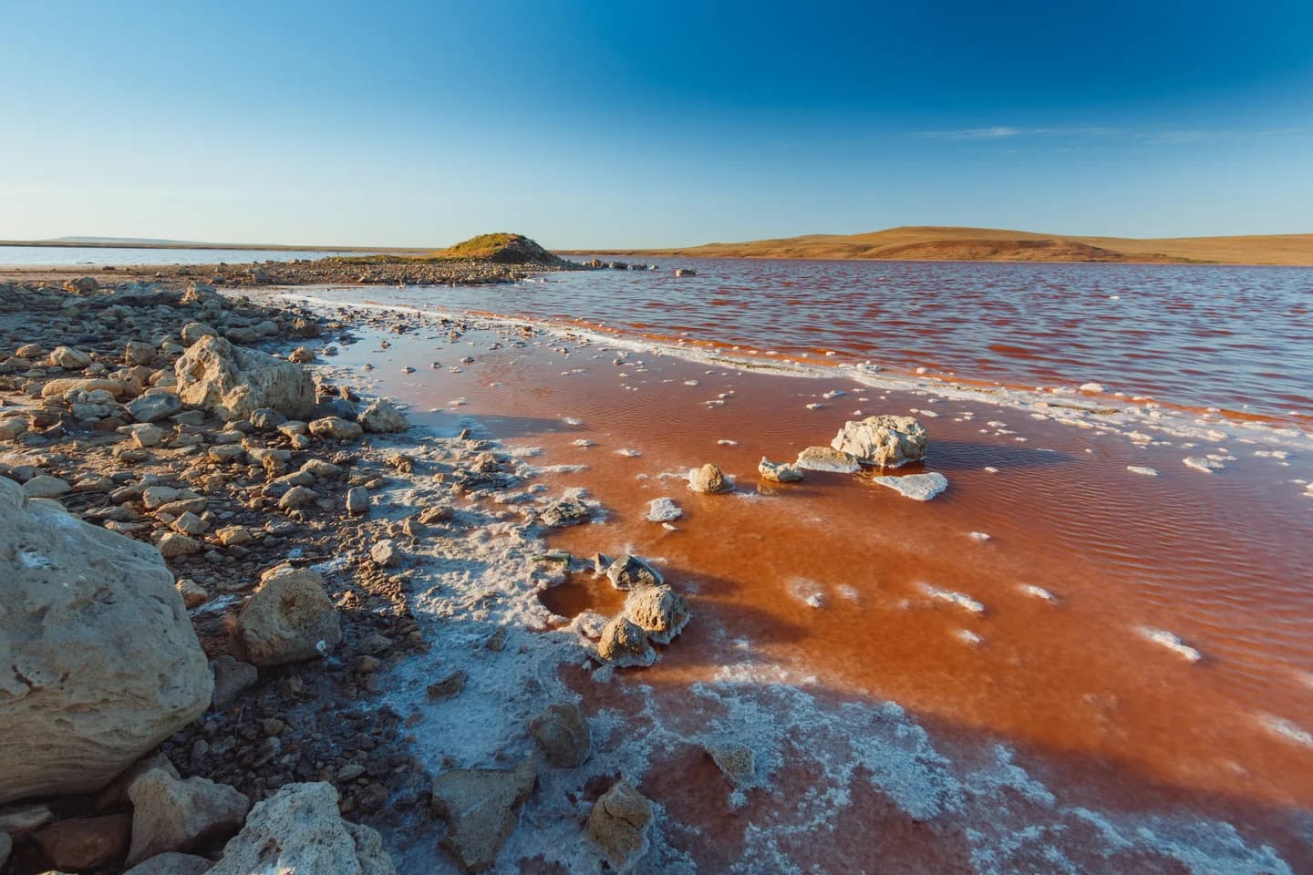 Берег Кояшского озера и сезонный оттенок солёной воды