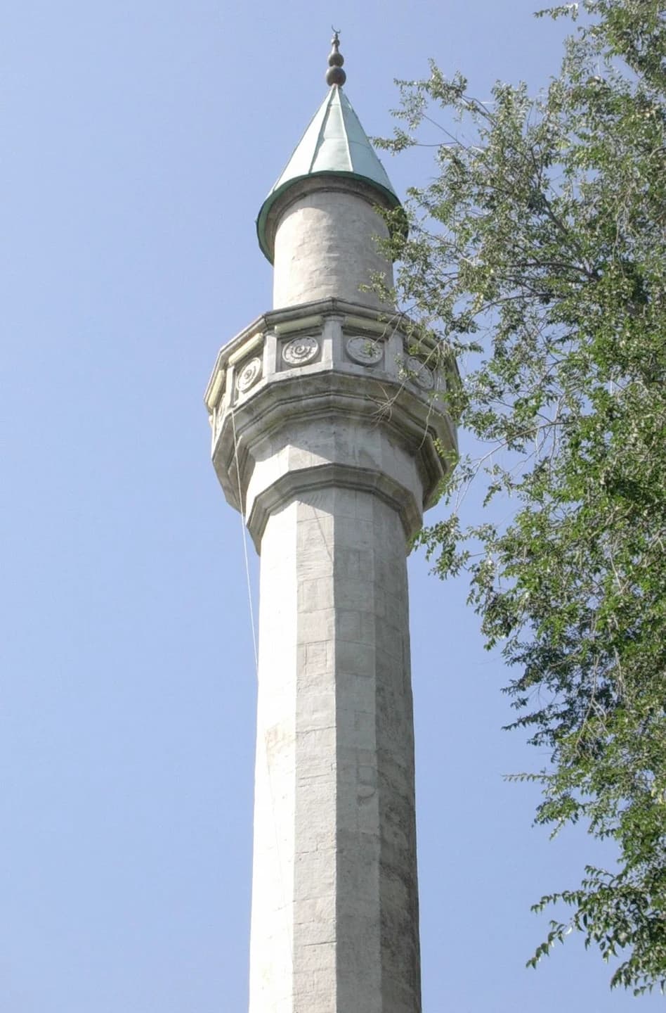 A minaret of the Mufti-Dzhami mosque in Theodosia , Crimea , built in the 17th century