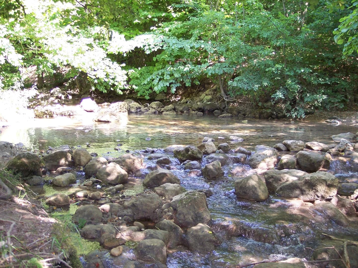 Потоки водопада Су-Учхан на скальном уступе
