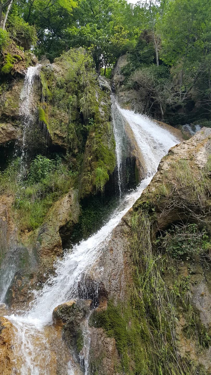 Потоки водопада Су-Учхан на скальном уступе