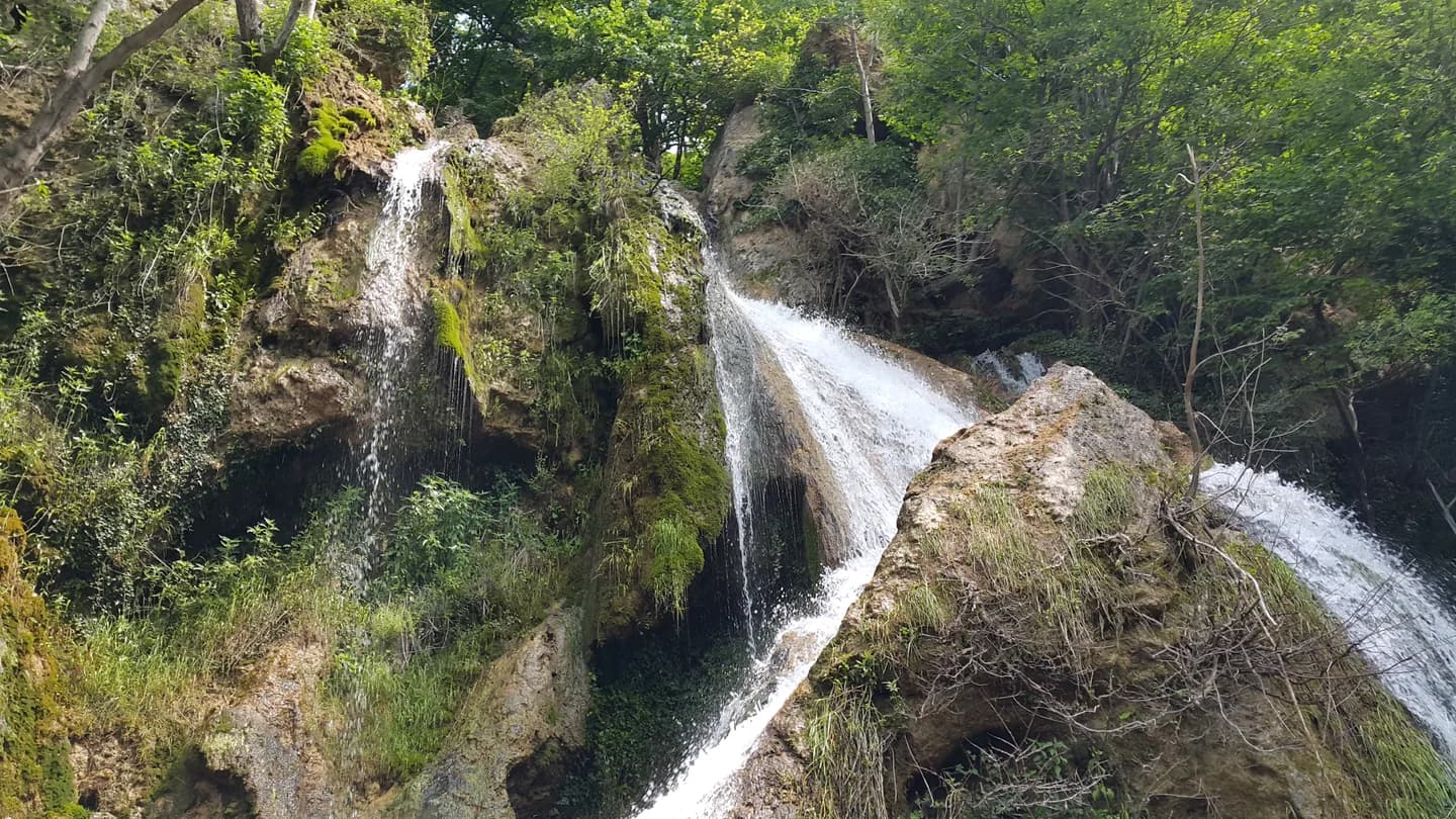 Потоки водопада Су-Учхан на скальном уступе