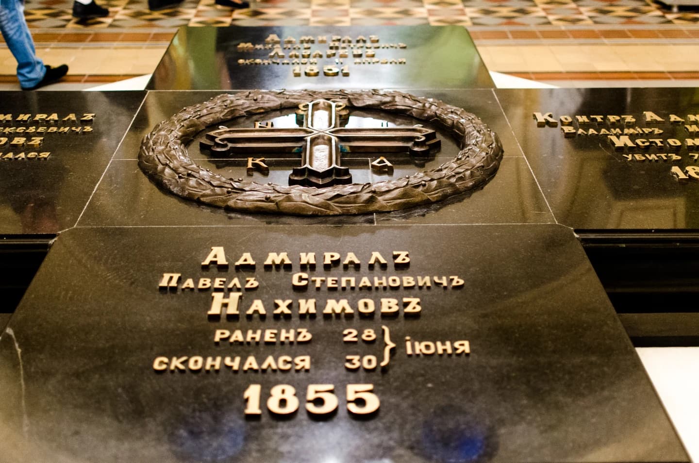 Усыпальница адмирала Нахимова в нижнем храме Владимирского собора